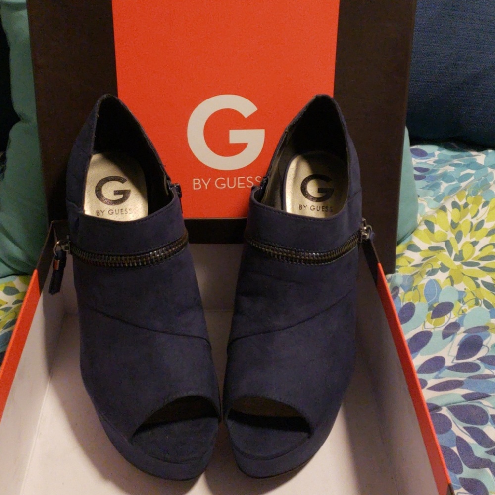 Shoes - Picture 2 of 8